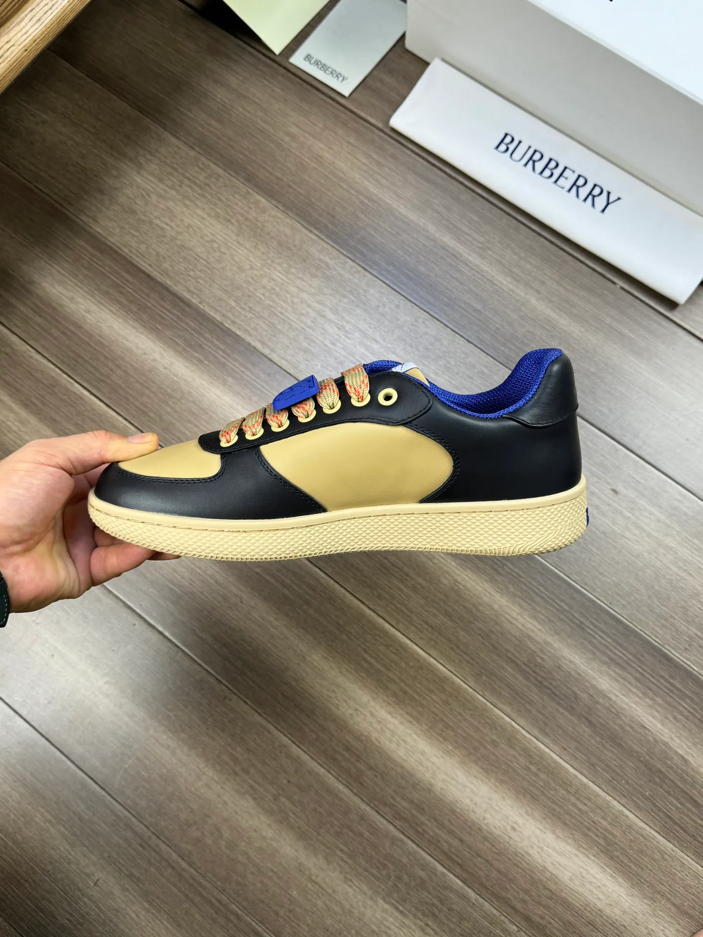 [BURBERRY] Burberry P400💰 - High-end quality original order 🔍🔍🔍 - Upper: imported 🔝 Nappa calfskin, tongue brand cloth label - Inner lining: canvas lining - Outsole: rubber; two-color molded outsole - Super high quality control and fine workmanship: highlighted (high-end, extravagance, grade) -Size: 38-44 (Male 45, can be customized)